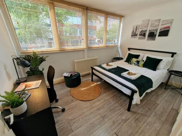 2 Bedrooms Flat In Great Location! Londra Exterior foto