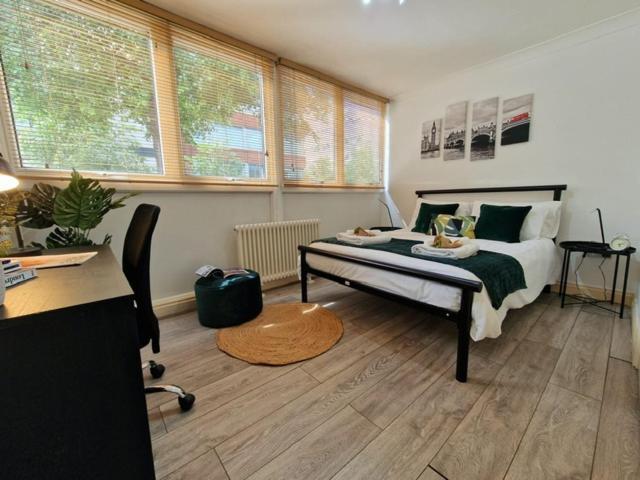2 Bedrooms Flat In Great Location! Londra Exterior foto